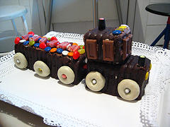 Easy Birthday Cake on See Some Of Her Other Cute Ideas  Elmo Cupcakes And A Racetrack Cake